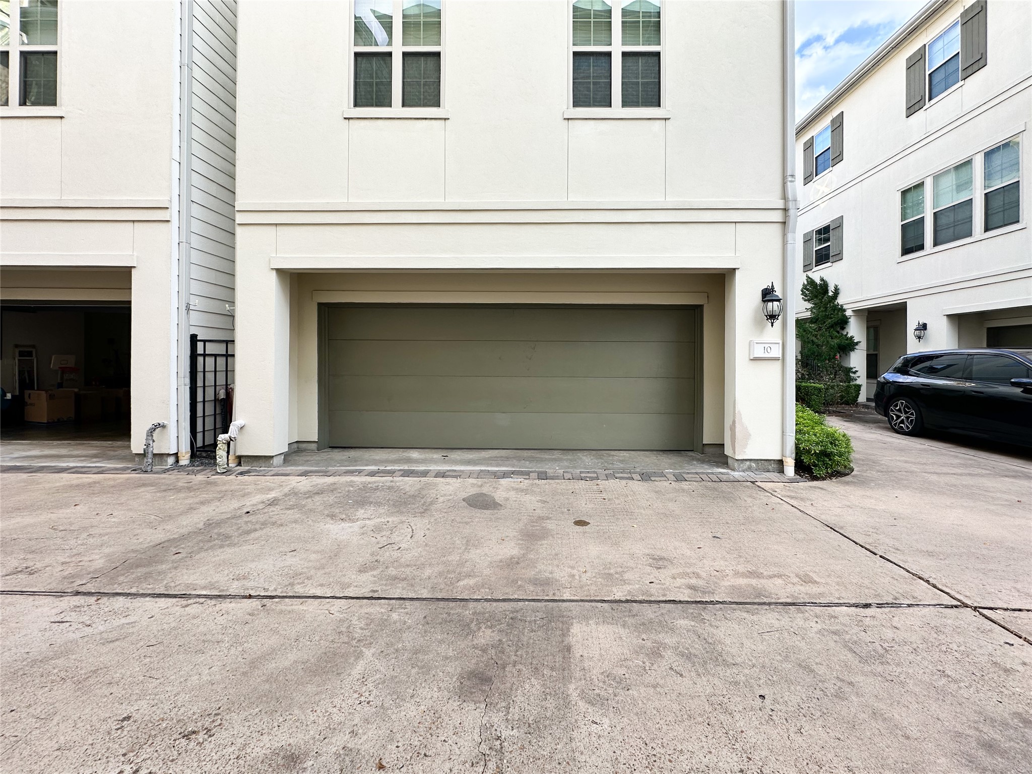 10 Hermann Park Court Houston, TX 77021 - Photo 2 of 32 a front view of a house with a yard and a garage
