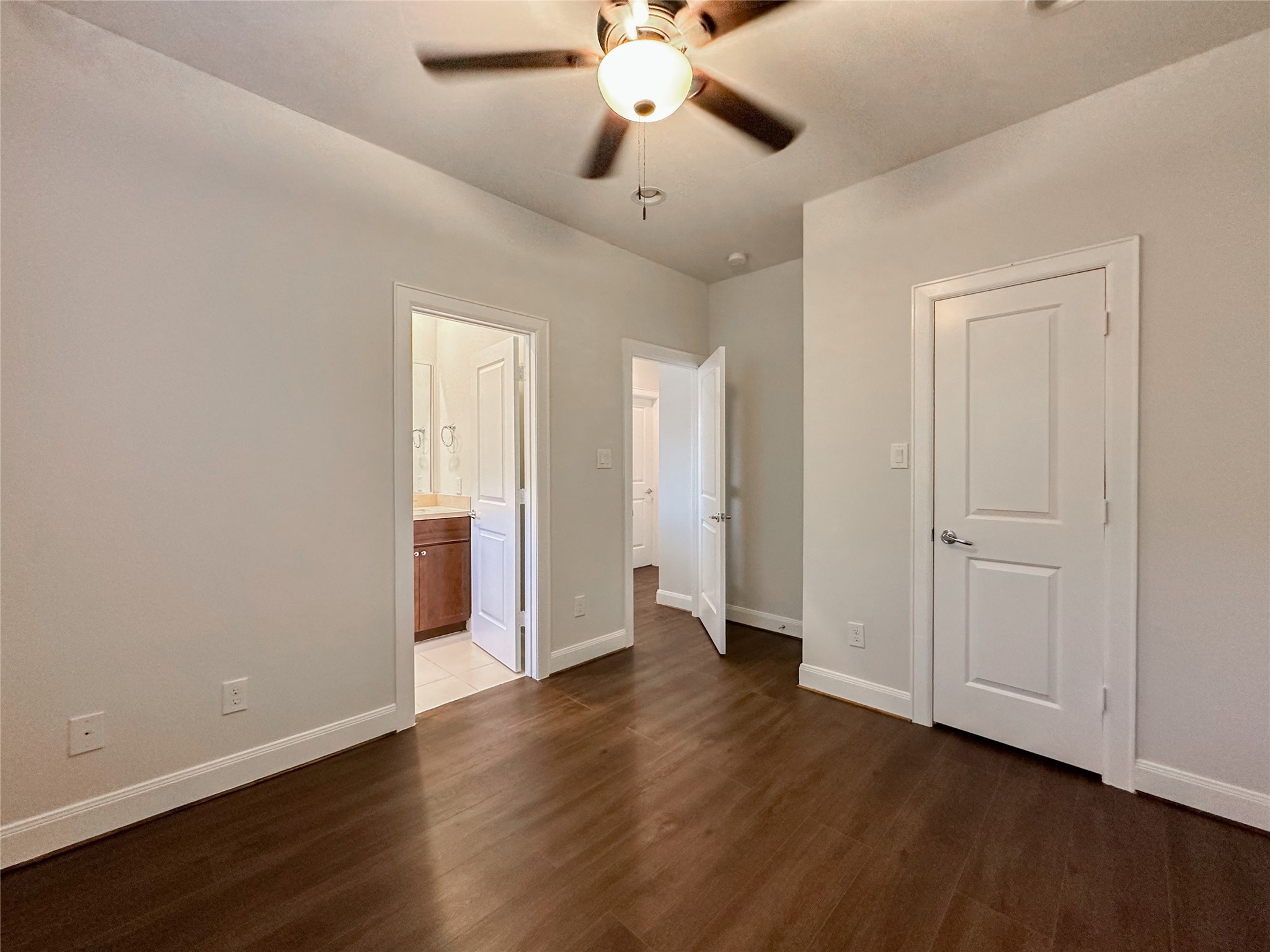 10 Hermann Park Court Houston, TX 77021 - Photo 24 of 32 a view of an empty room with wooden floor and a ceiling fan