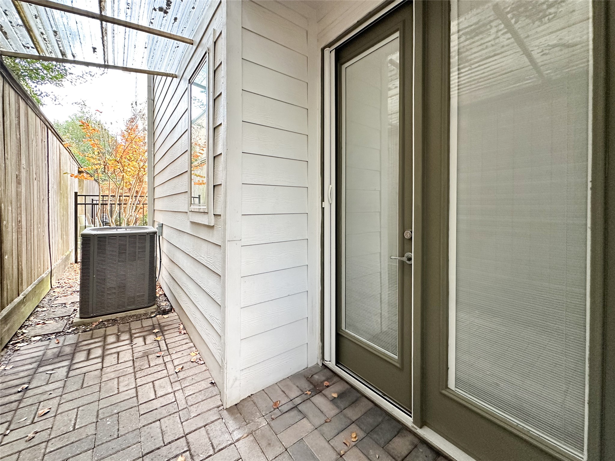 10 Hermann Park Court Houston, TX 77021 - Photo 31 of 32 a view of a door of the house