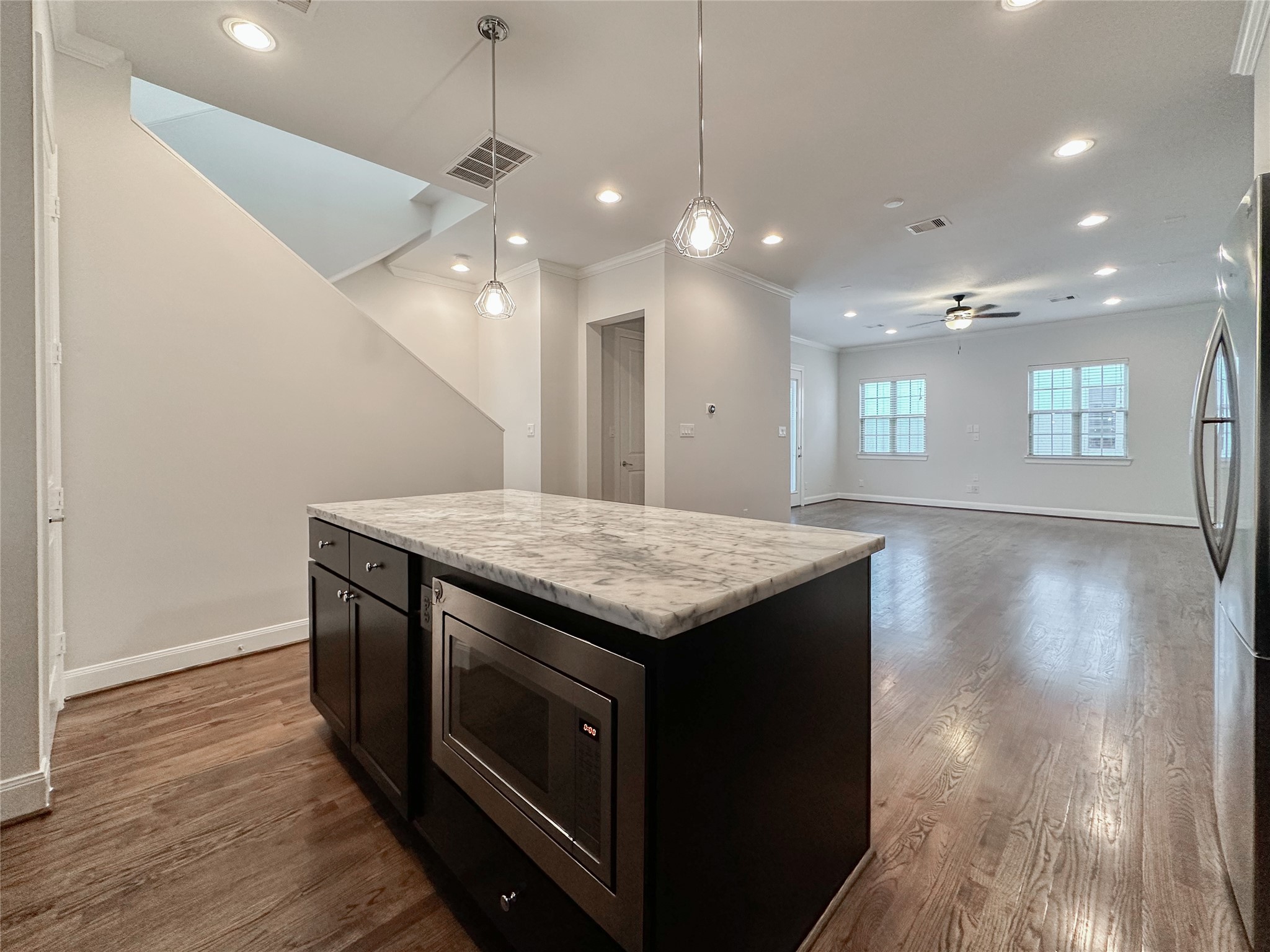 10 Hermann Park Court Houston, TX 77021 - Photo 7 of 32 a kitchen with kitchen island a sink dishwasher a stove and a wooden floor