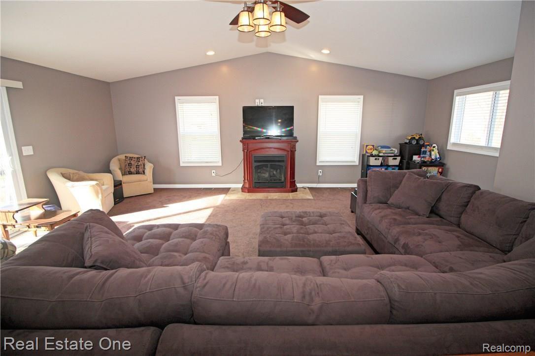 465 Trombley Road Troy, MI 48083 - Photo 3 of 23 Greatroom3.jpg