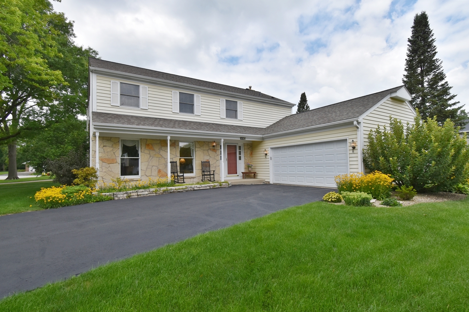 29 Manchester Way Aurora, IL 60506 - Photo 1 of 38 a front view of a house with garden and yard