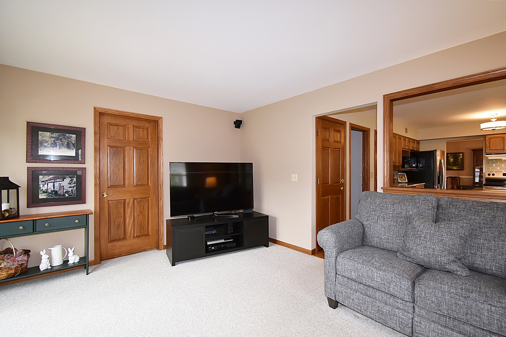 29 Manchester Way Aurora, IL 60506 - Photo 17 of 38 a living room with furniture and a flat screen tv