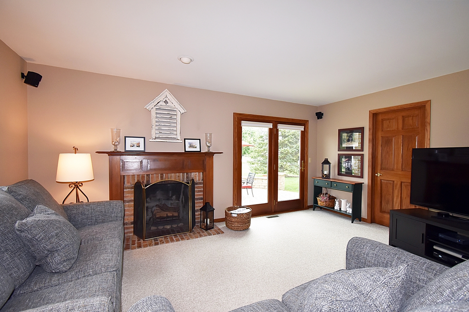 29 Manchester Way Aurora, IL 60506 - Photo 18 of 38 a living room with furniture and a fireplace
