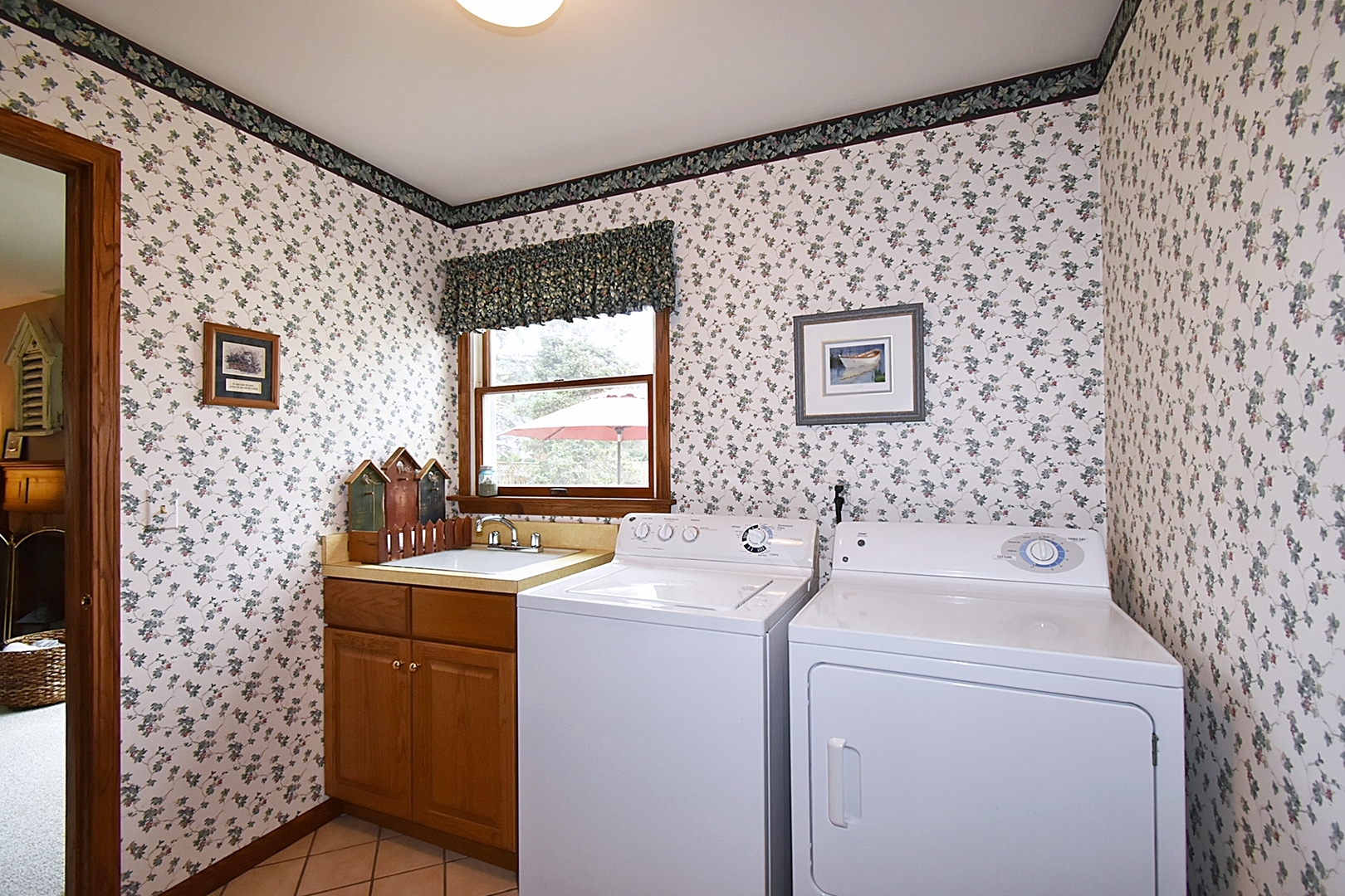 29 Manchester Way Aurora, IL 60506 - Photo 19 of 38 a utility room with dryer and washer