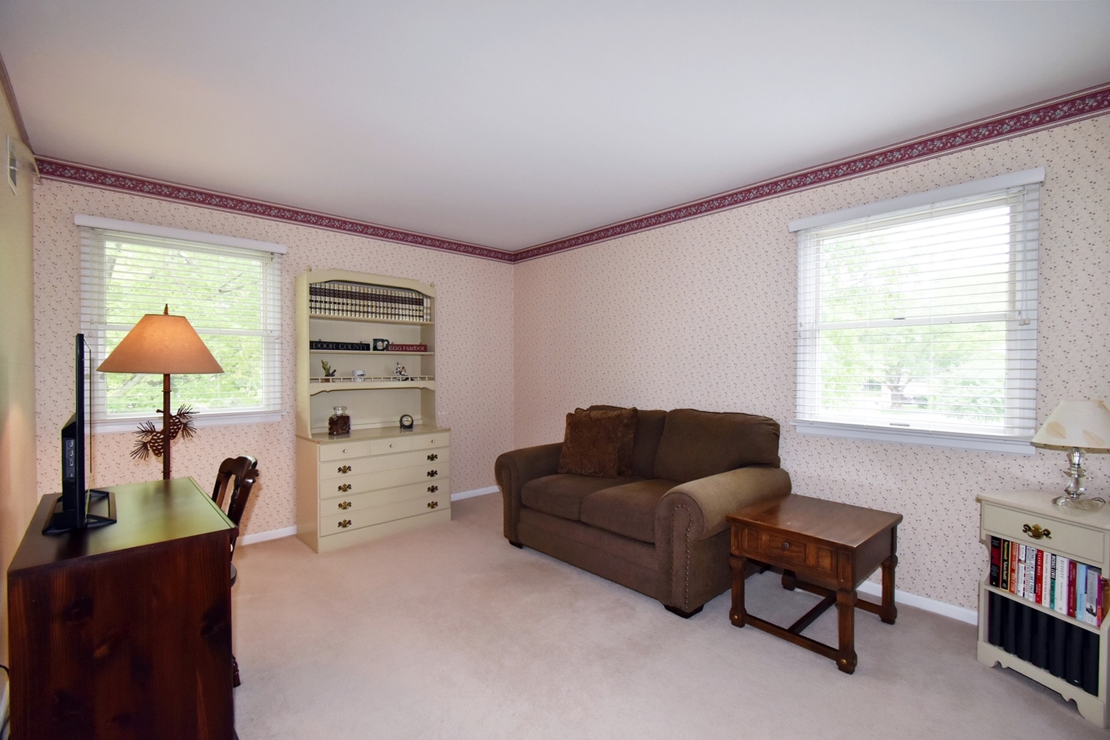 29 Manchester Way Aurora, IL 60506 - Photo 25 of 38 a living room with furniture and a window