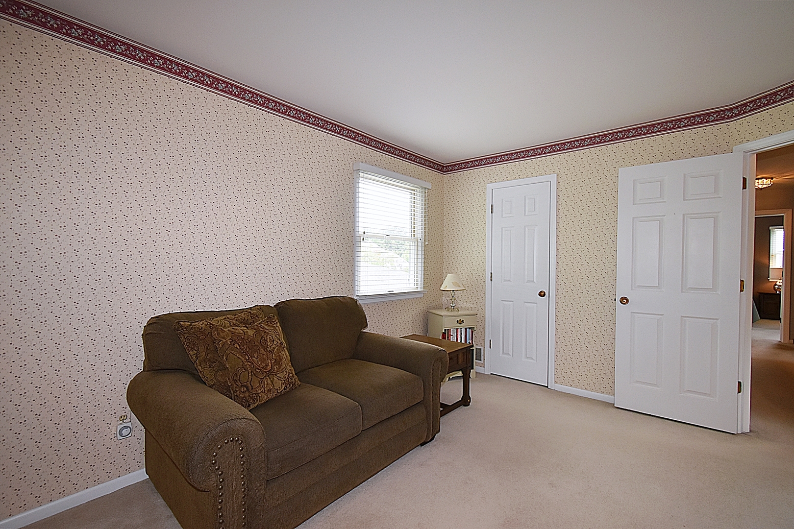 29 Manchester Way Aurora, IL 60506 - Photo 27 of 38 a living room with furniture and a window