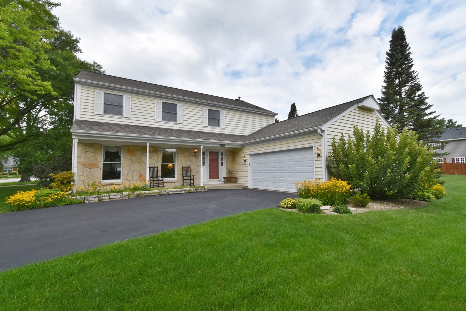 29 Manchester Way Aurora, IL 60506 - Photo 4 of 38 a front view of a house with a yard and porch