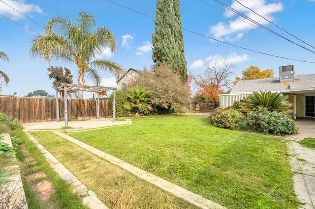 a view of a backyard