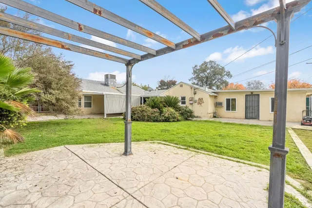 a view of a house with a backyard