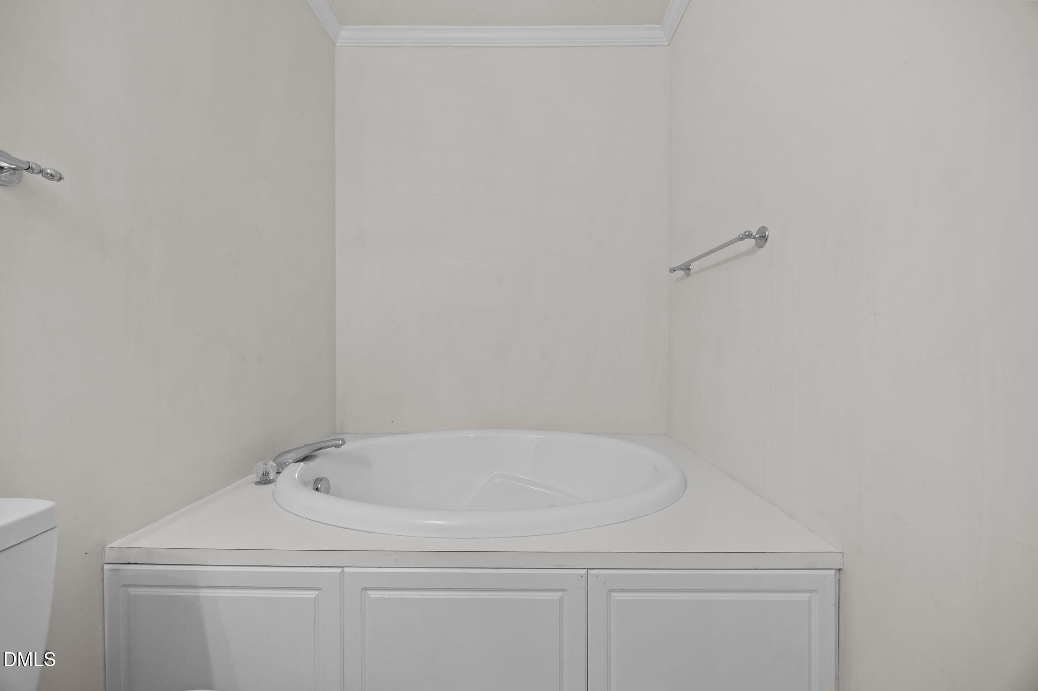 75 Spring Hill Lane Henderson, NC 27537 - Photo 28 of 43 Owner's Bathroom