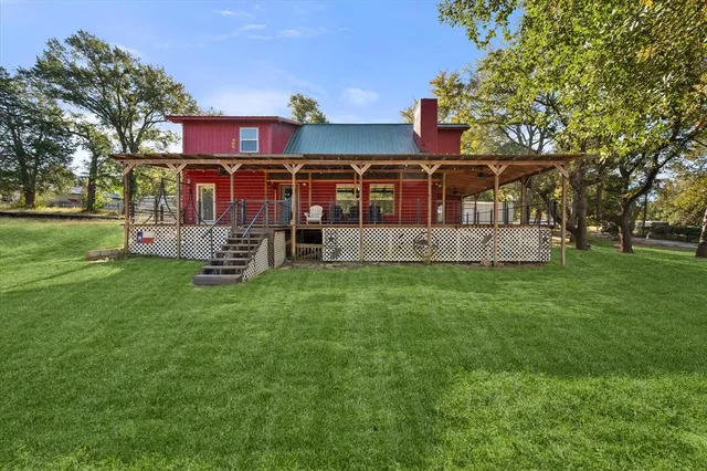 a view of a house with backyard and garden
