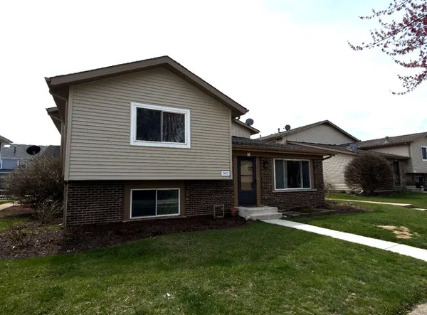 $2,400 | 29W523 Winchester Circle West, Unit 1, Warrenville, IL 60555