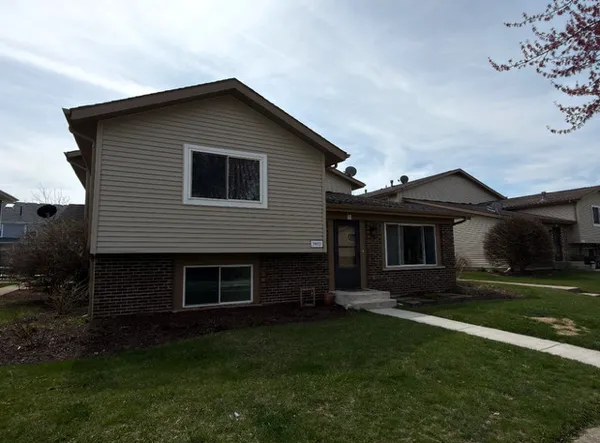 $2,400 | 29W523 Winchester Circle West, Unit 1, Warrenville, IL 60555