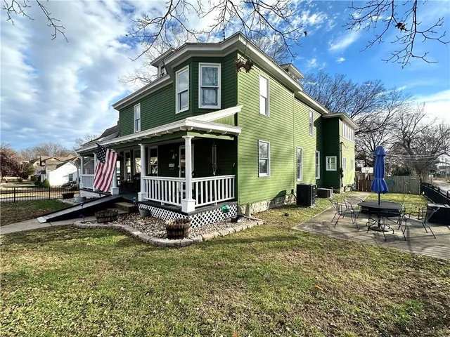 $349,900 | 801 East Pearl Street, Harrisonville, MO 64701