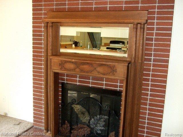 Oak Mantle Does Not Stay..JPG