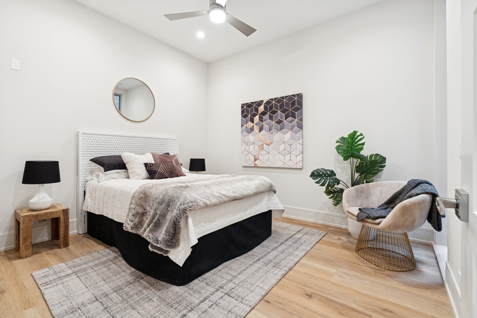 3951 North Wayne Avenue, Unit 101 Chicago, IL 60613 - Photo 14 of 18 a bedroom with a bed and a chandelier