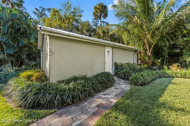 a view of entryway with garden