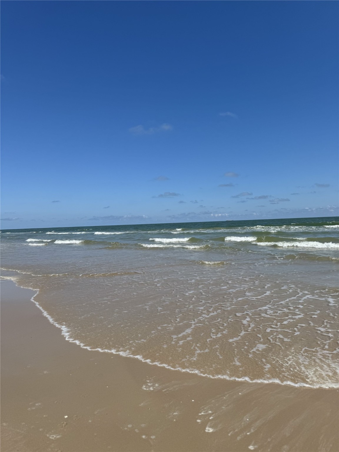 3127 Maverick Loop, Unit 36 Freeport, TX 77541 - Photo 15 of 16 a view of an ocean and beach