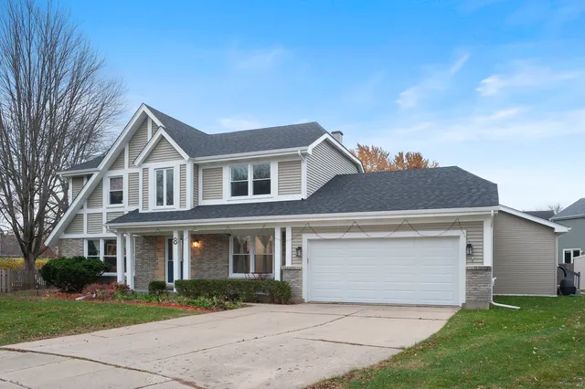 $739,900 | 8 Hampton Court, Mundelein, IL 60060