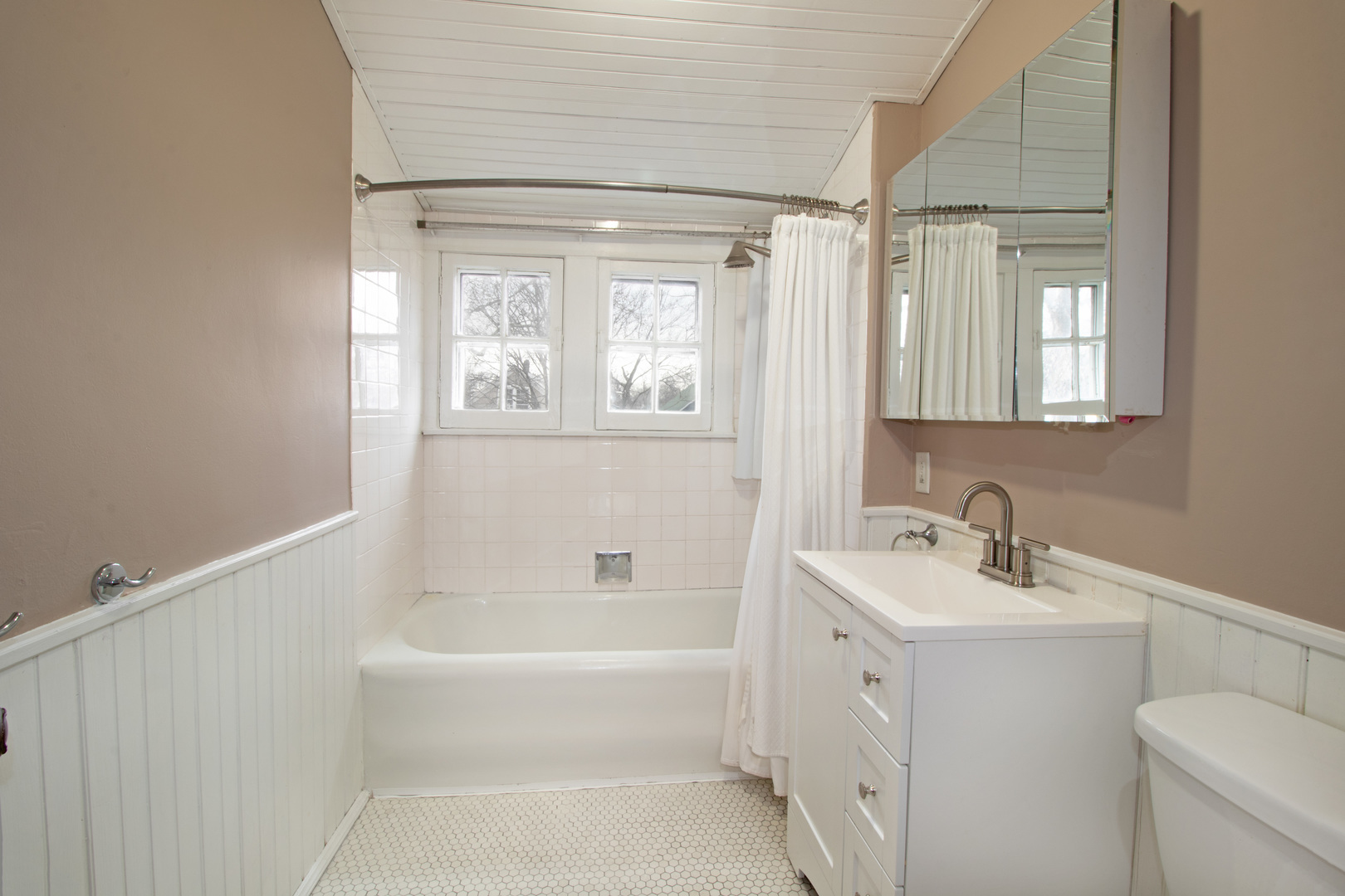 261 Blackhawk Road Riverside, IL 60546 - Photo 15 of 31 a bathroom with a bathtub a sink a toilet and a mirror