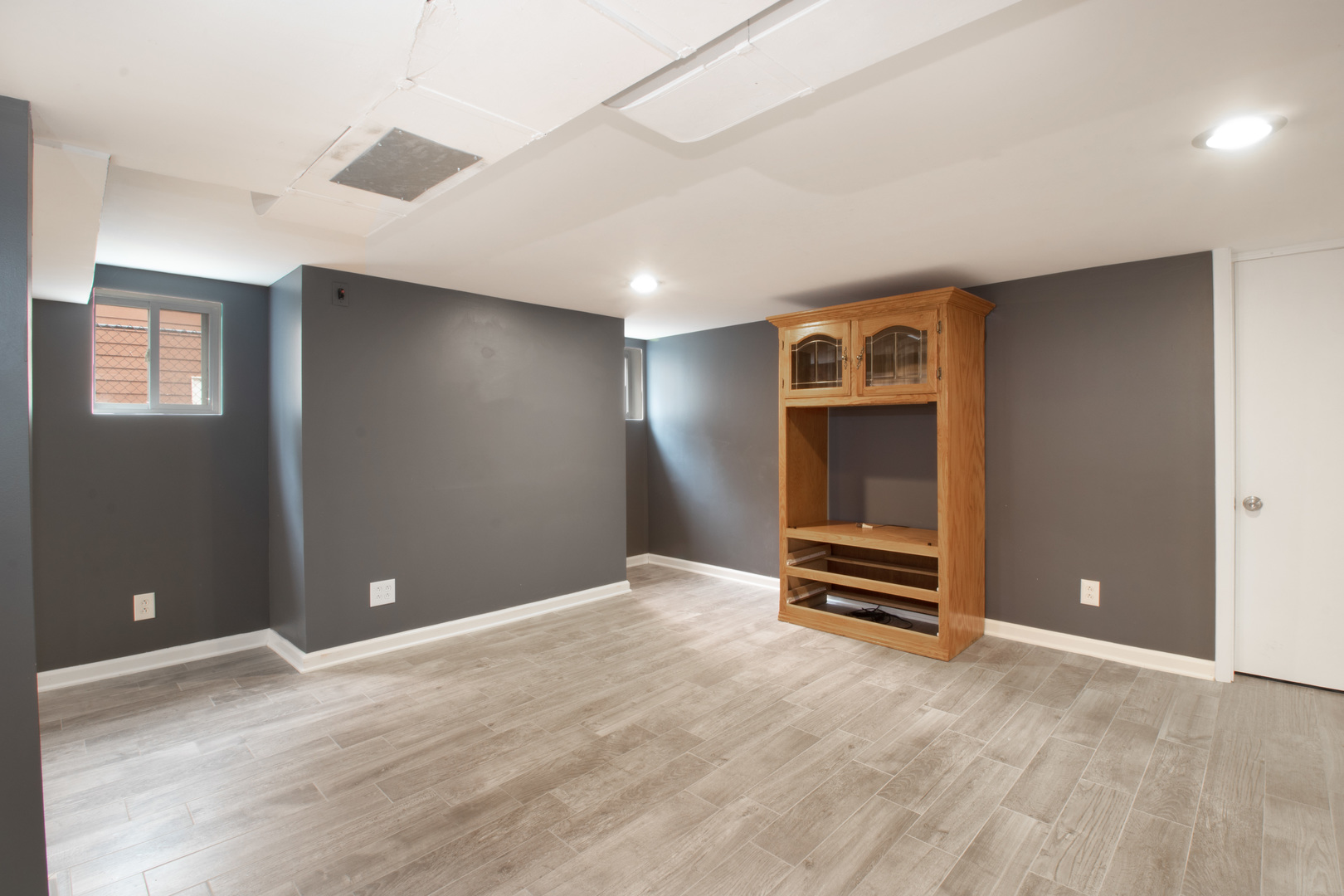261 Blackhawk Road Riverside, IL 60546 - Photo 19 of 31 a view of an empty room with wooden floor and a window