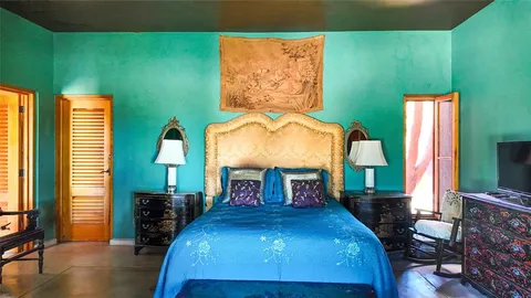 a view of entryway with a front door