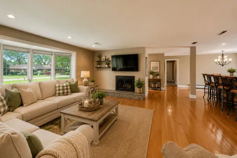 $700,000 | 16 South Wildwood Drive, Prospect Heights, IL 60070