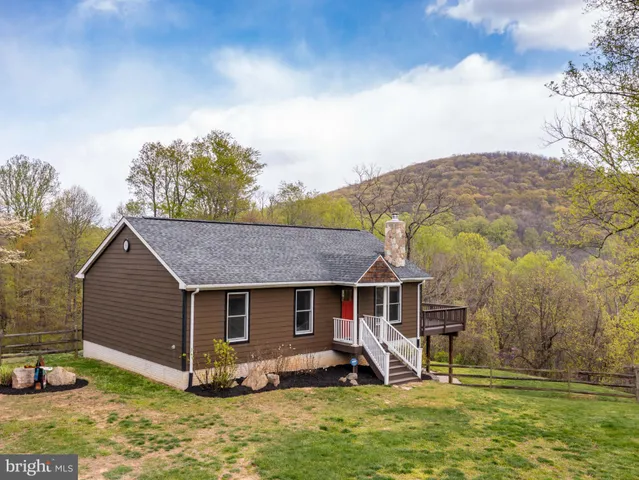 a view of a house with backyard