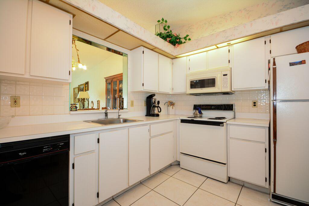 8034 Springside Court, Unit E Boca Raton, FL 33496 - Photo 9 of 15 Kitchen