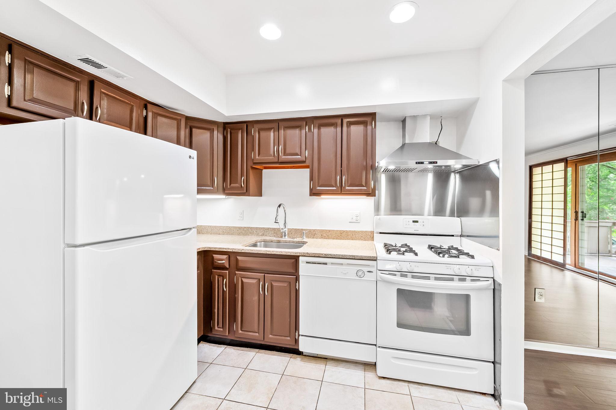 108 Cross Keys Road, Unit R108D Baltimore, MD 21210 - Photo 15 of 37 gas cooking