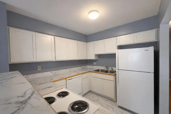 $1,300 | 907 Registry Drive, Unit 126B, Grand Ledge, MI 48837