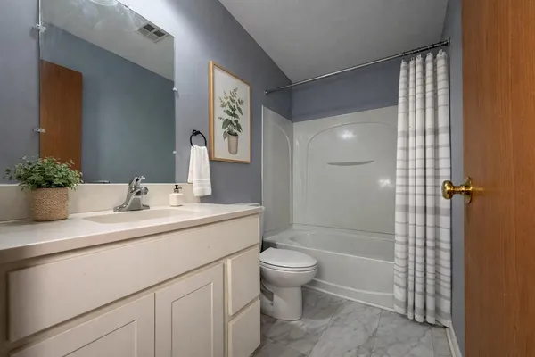 $1,225 | 907 Registry Drive, Unit 126B, Grand Ledge, MI 48837