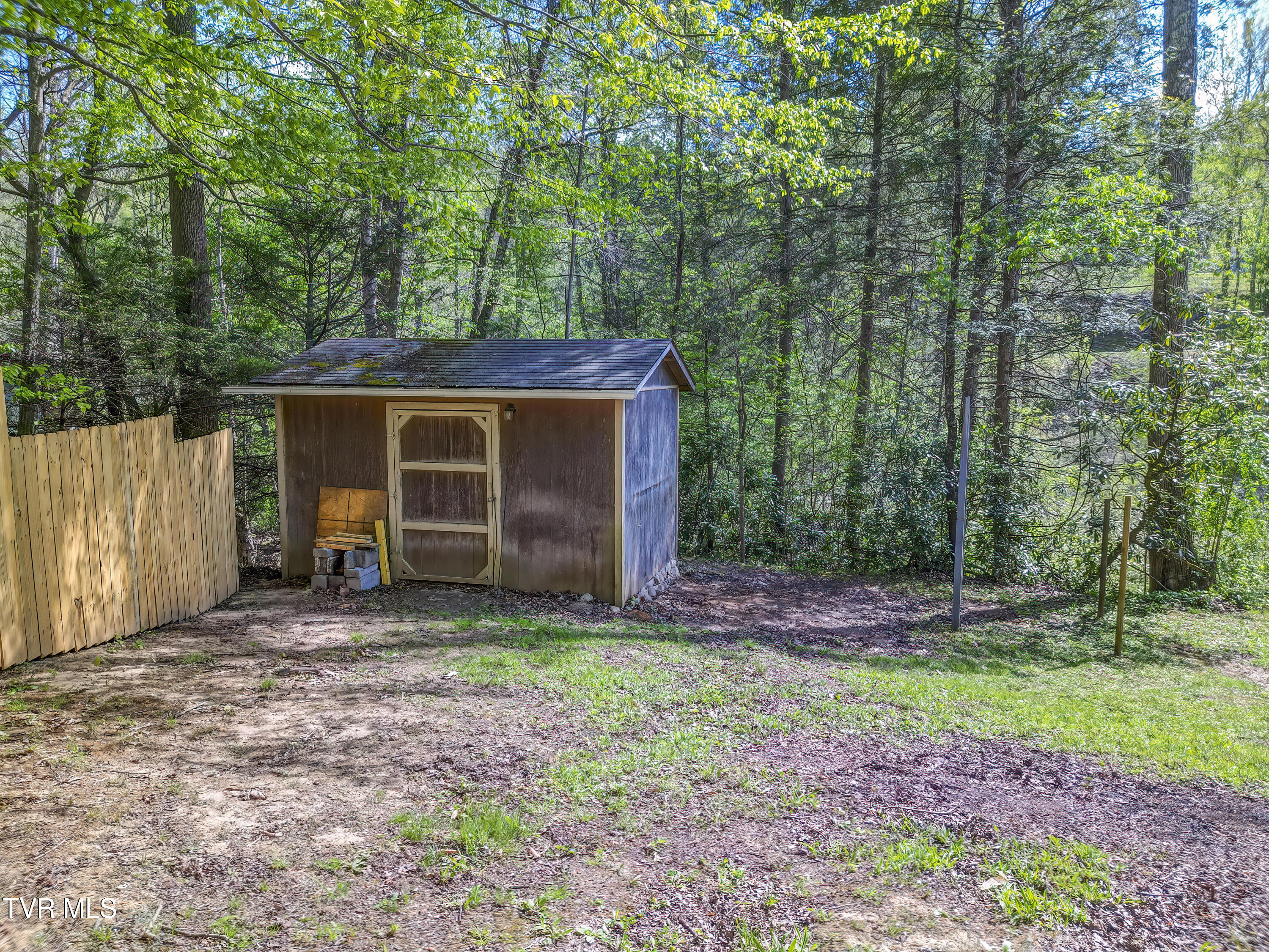 308 Friendship Road Bristol, TN 37620 - Photo 7 of 47 308 Friendship Rd (5)