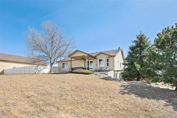 a view of a house with a yard