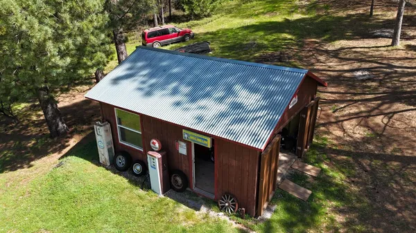 a view of outdoor space and front view