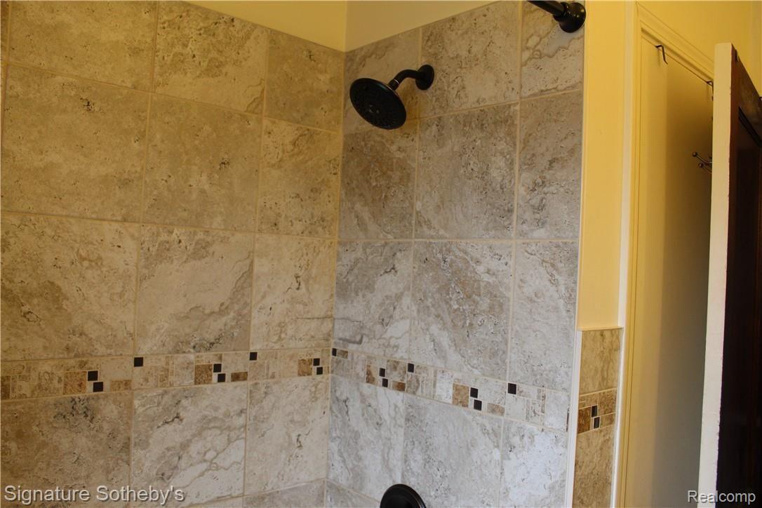 970 Pemberton Road Grosse Pointe, MI 48230 - Photo 11 of 34 Upper Level Full Bath