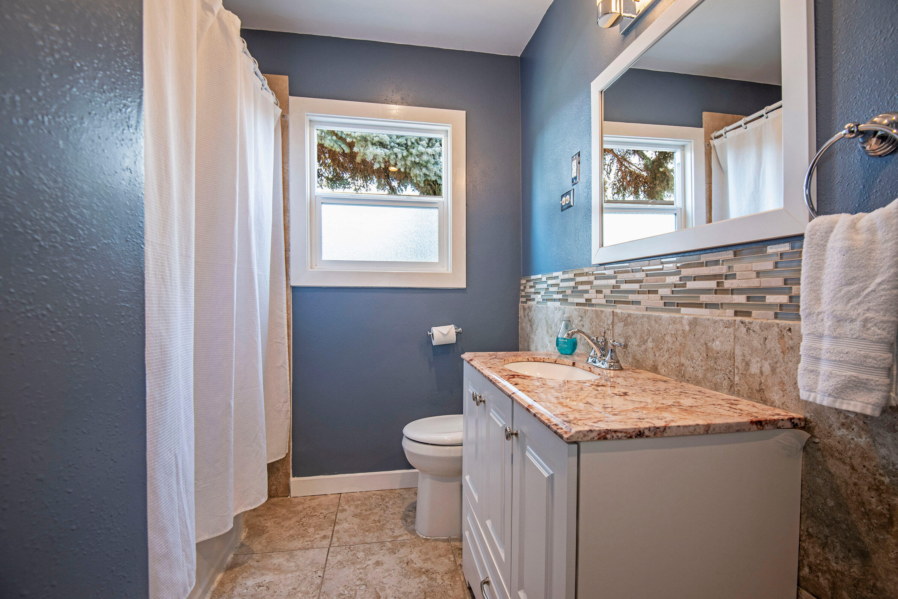 327 Southwest 10th Street Redmond, OR 97756 - Photo 15 of 23 327 SW 10th St Redmond OR-print-015-013-