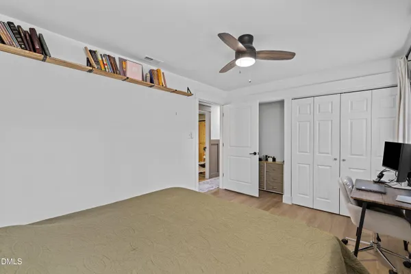 a view of a livingroom with a workspace