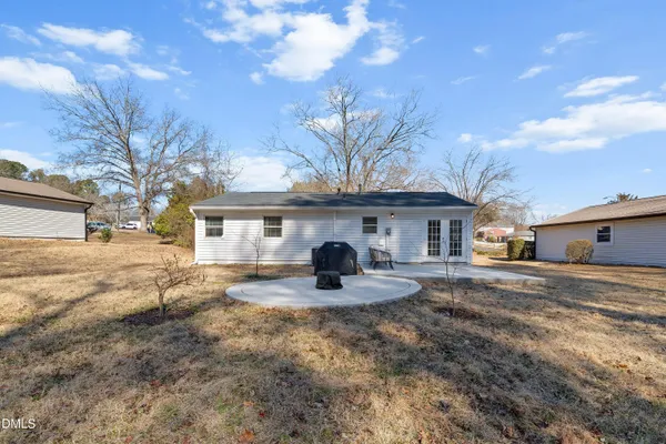 a view of a house with backyard