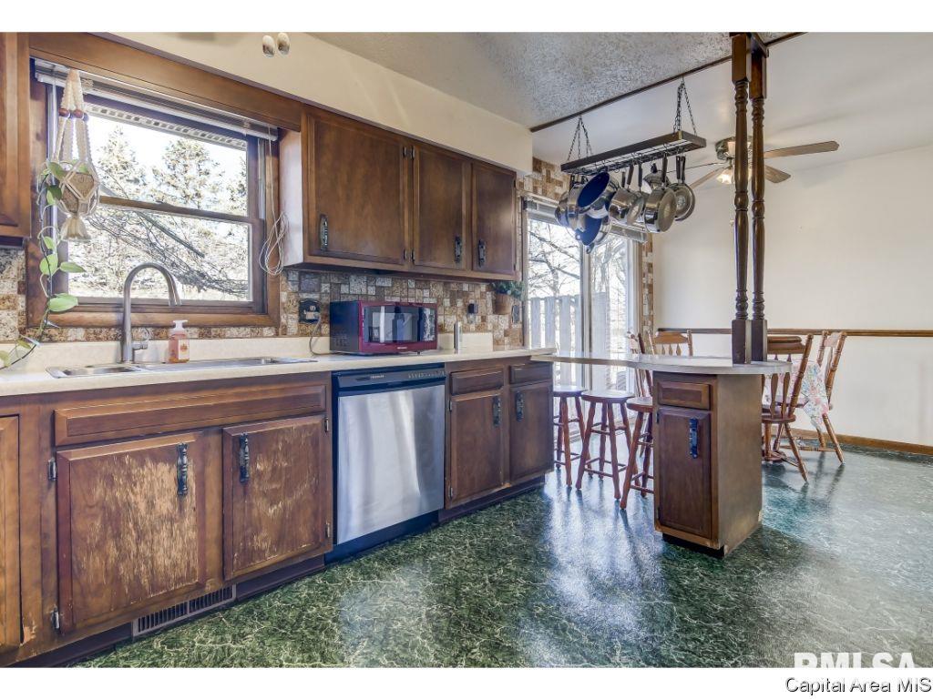 2475 Arrowhead Drive Springfield, IL 62702 - Photo 9 of 25
