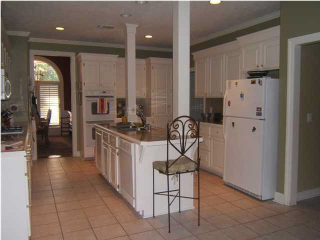 308 Hunters Crest Ridgeland, MS 39157 - Photo 7 of 11 Such a great kitchen space!!