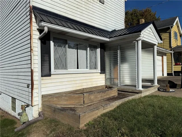a view of a house with backyard and porch