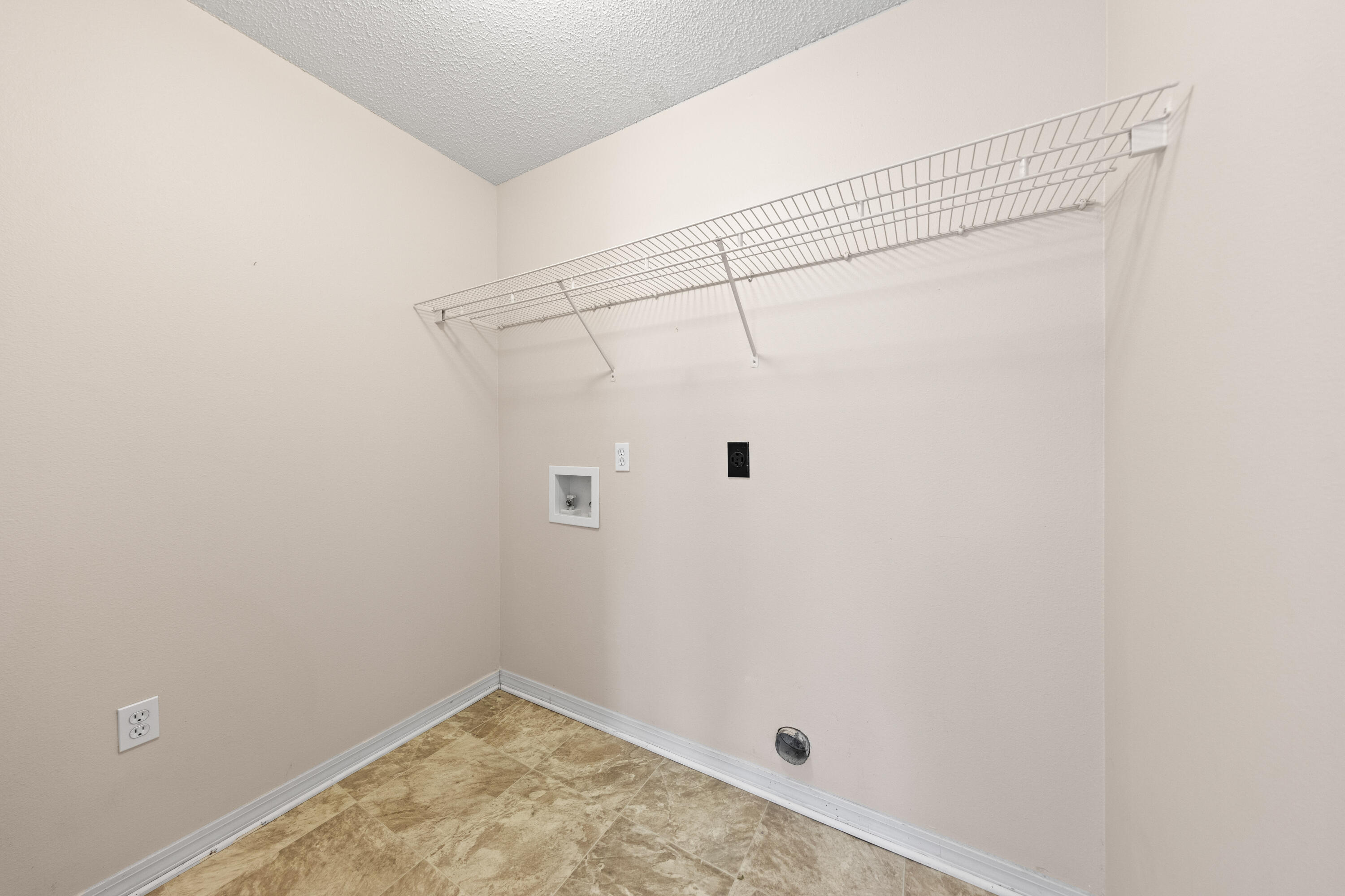 275 Limestone Circle Crestview, FL 32539 - Photo 22 of 45 a view of a small room