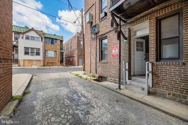 a view of a back yard of the house