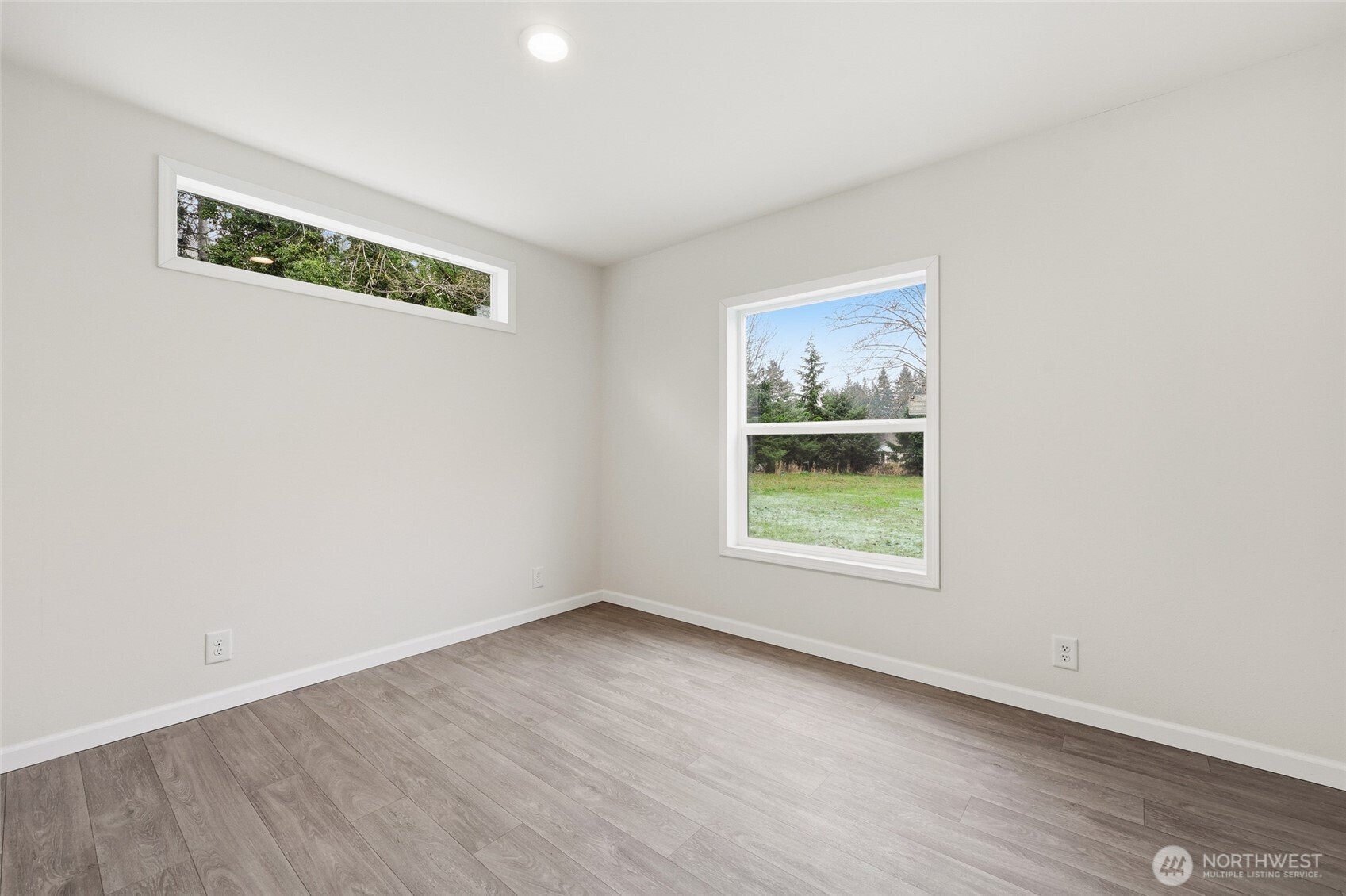 30 Porter Creek Road Elma, WA 98541 - Photo 25 of 33 an empty room with a window