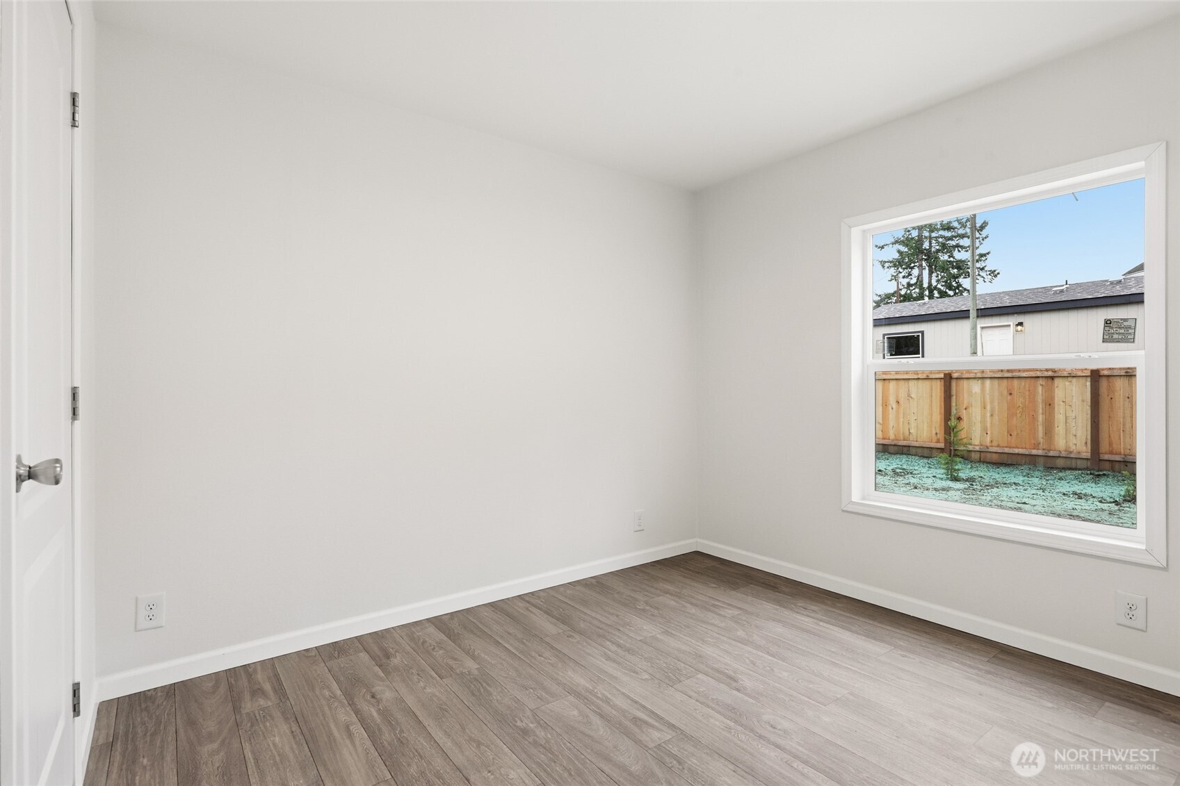 30 Porter Creek Road Elma, WA 98541 - Photo 28 of 33 an empty room with a window