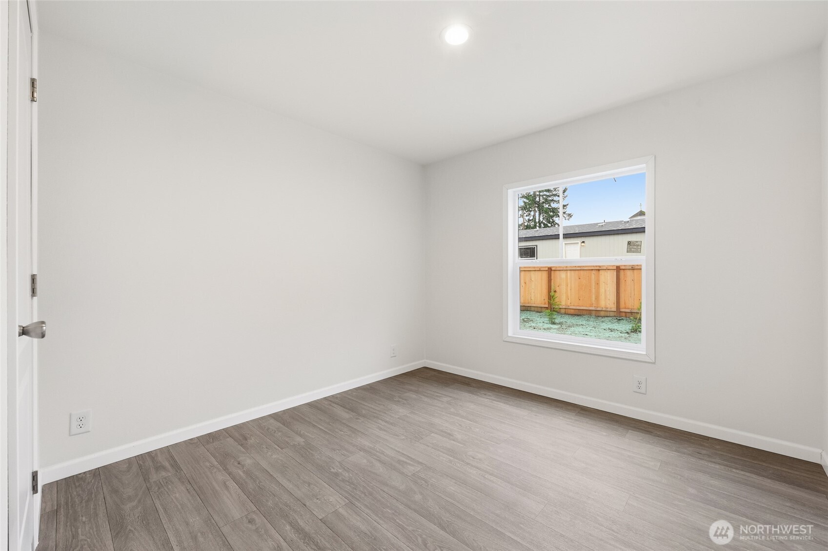 30 Porter Creek Road Elma, WA 98541 - Photo 29 of 33 an empty room with window