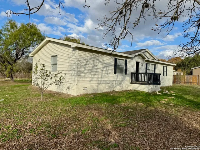 a view of a yard in front of house