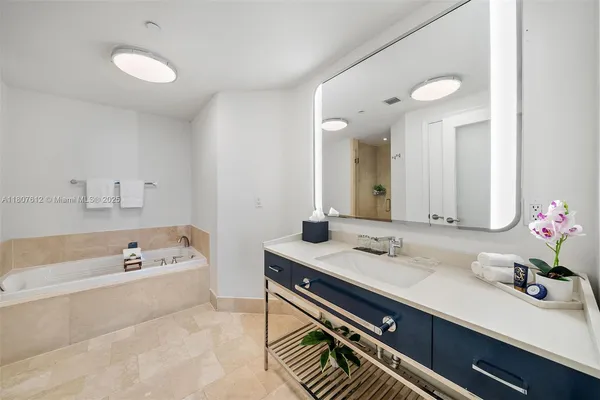 $10,250 | 4401 Collins Avenue, Unit 3505, Miami Beach, FL 33140